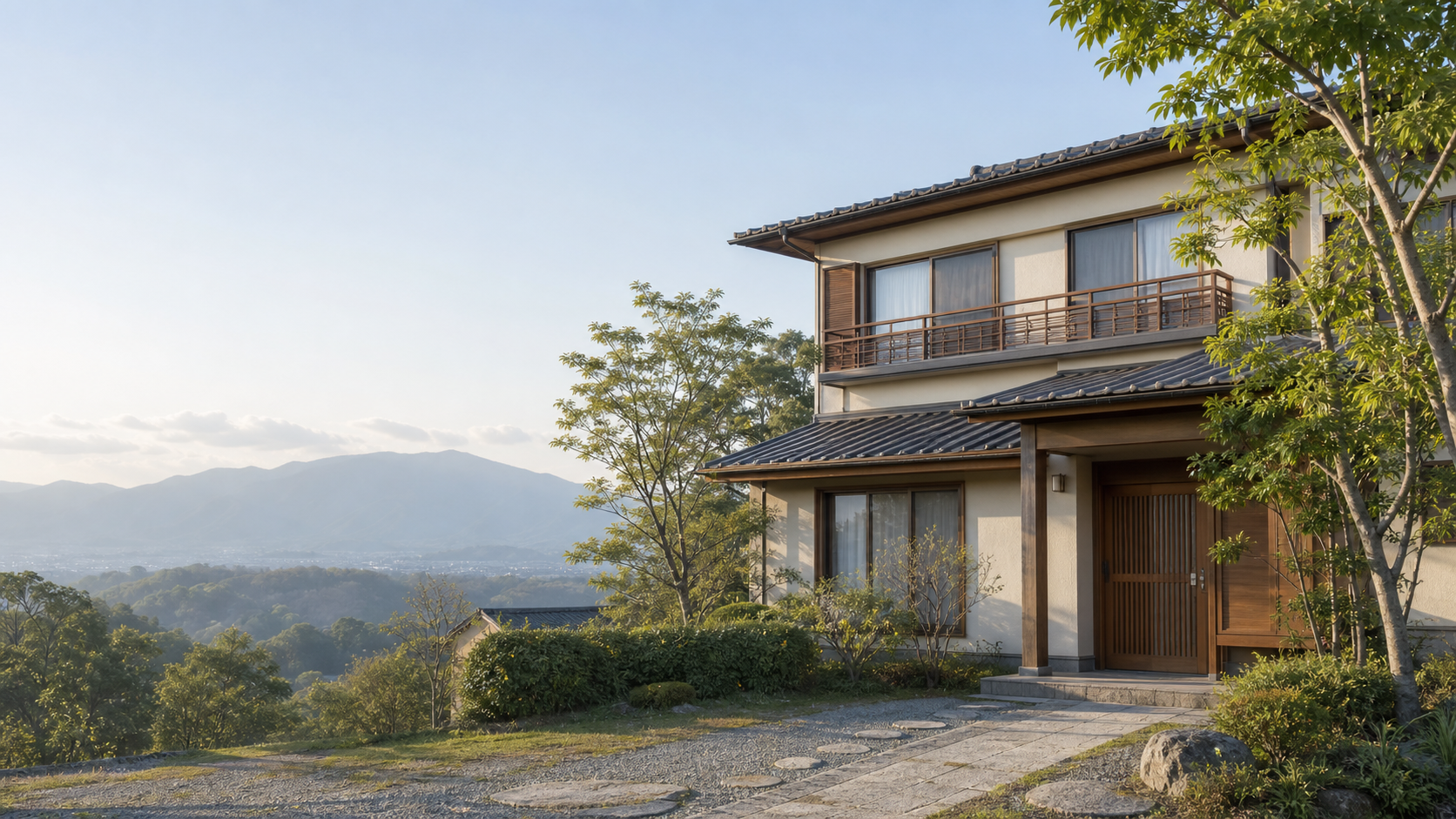 緑のある住宅地に建つ、手入れされた日本の戸建て住宅